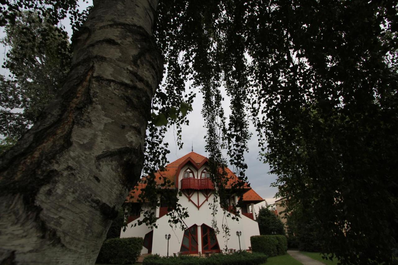 Grantek Ueduelohaz Hotel Balatonlelle Exterior photo