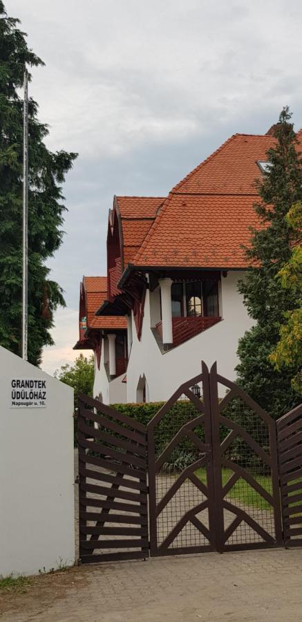 Grantek Ueduelohaz Hotel Balatonlelle Exterior photo